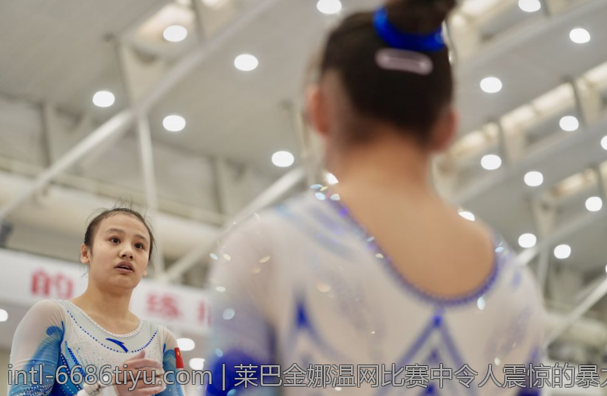 莱巴金娜温网比赛中令人震惊的暴力发球表现
